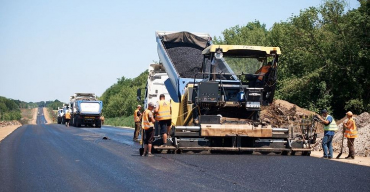 Приоритетный капремонт: трассу на Мариуполь ремонтируют под движением (ФОТО)