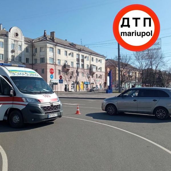 В Мариуполе автомобиль сбил велосипедиста: пострадавшего увезла «скорая»