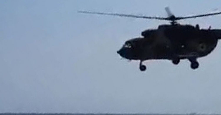 В Мариуполе над пляжем пронесся военный вертолет