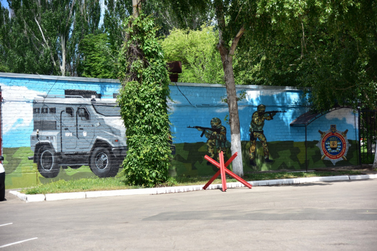 В Мариуполе стену ГУ Нацполиции Донецкой области украсил мурал (ФОТО)