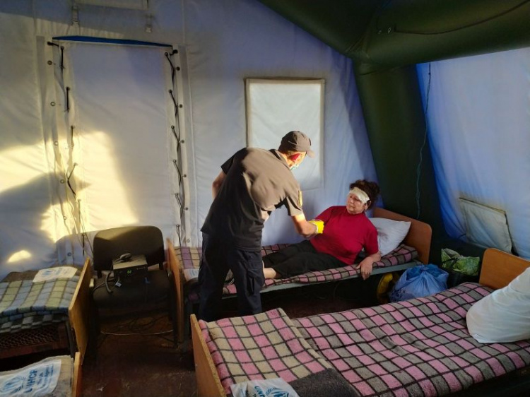 Почти полсотни людей «застряли» в палатке спасателей на КПВВ Донетчины (ФОТО)