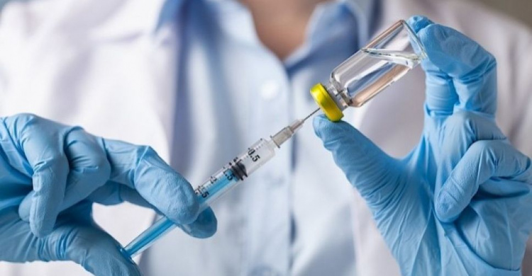 В Украине планируют вакцинировать от коронавируса в три этапа