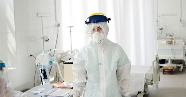 В Украине количество заболевших COVID-19 за сутки снова почти 900 человек