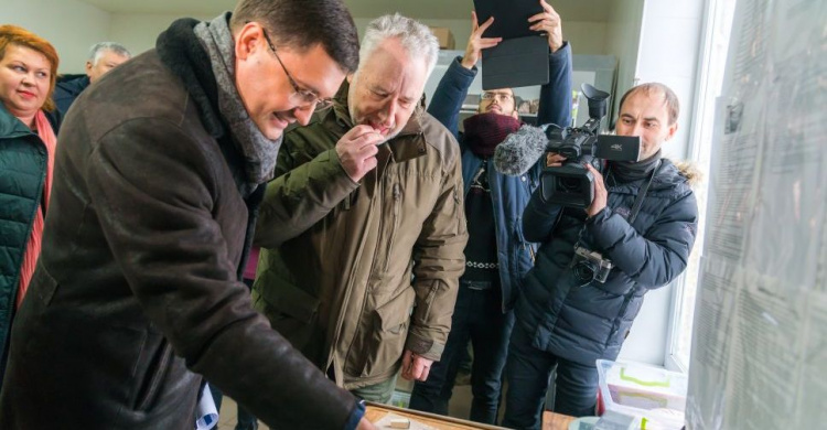 Мариупольский «сырный куркуль» провел дегустацию для Жебривского и Бойченко (ФОТО)