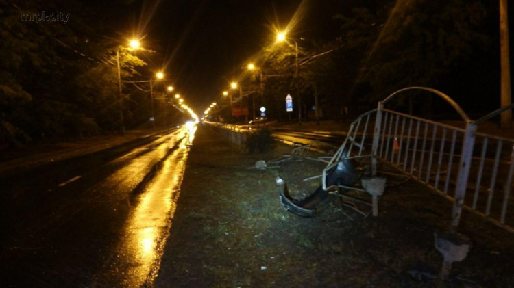 В Мариуполе девушка на иномарке протаранила ограждение (ФОТО)