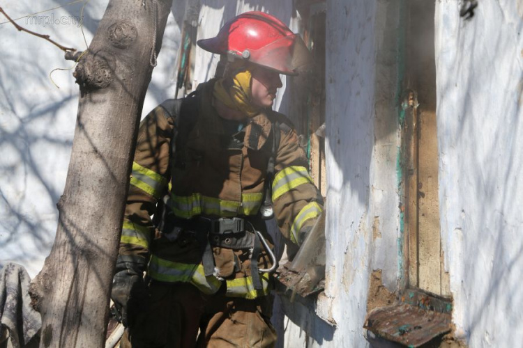В Мариуполе горел частный дом: погиб мужчина (ФОТО)