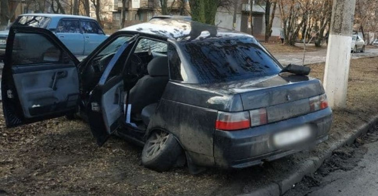 В Мариуполе автомобиль въехал в дерево (ВИДЕО + ДОПОЛНЕНО)