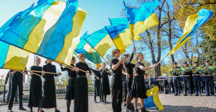 Перформанс и минута молчания: в Мариуполе почтили защитников Украины (ФОТО)