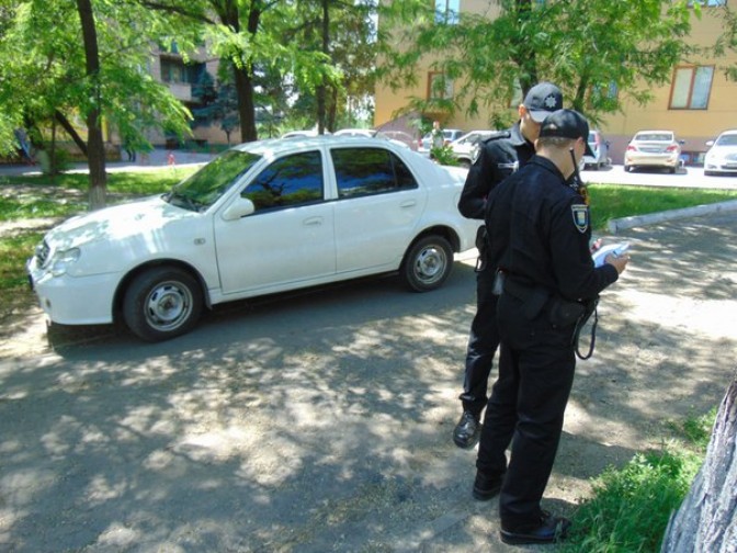 Патрульные полицейские в Мариуполе борются с нарушителями парковки
