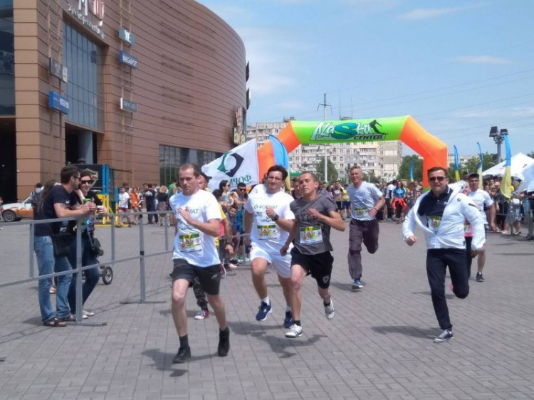 Более 300 мариупольцев стали участниками любительского бегового марафона (ФОТО)