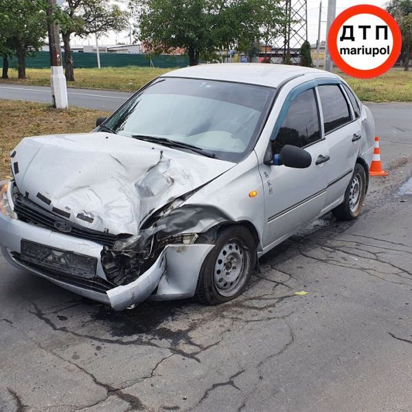 Авария в Мариуполе: водителя увезли в больницу