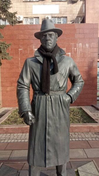 «Обменяю шарф на пистолет»: в Мариуполе Высоцкого утеплили шарфом
