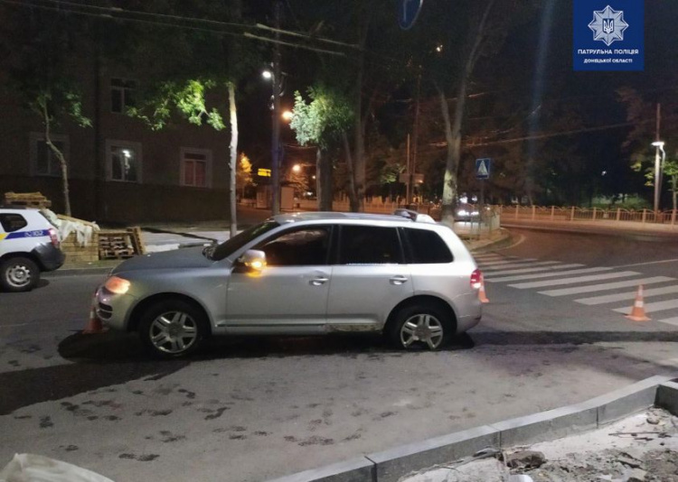 В Мариуполе автомобиль влетел в забор на Театральной площади