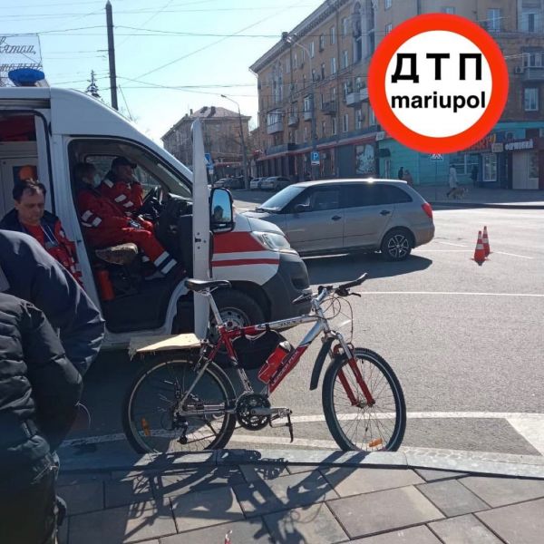 В Мариуполе автомобиль сбил велосипедиста: пострадавшего увезла «скорая»