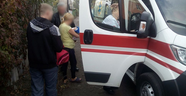 Полицейским и медикам в Мариуполе пришлось спасать двухмесячного ребенка от пьяной матери (ФОТО)