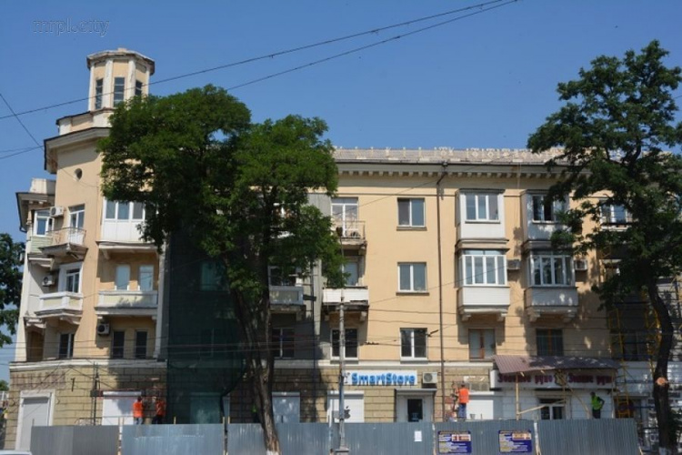 Светящиеся дома и новые фасады – центр Мариуполя меняет облик (ФОТО)