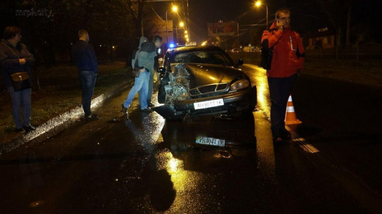 В Мариуполе таксист влетел в припаркованный автомобиль: есть пострадавшие (ФОТО)