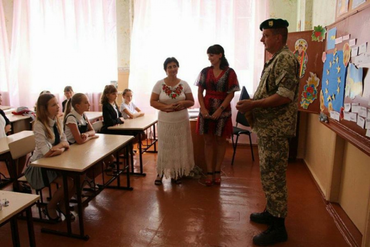 Пограничники провели урок мужества в школах Мариуполя (ФОТО)