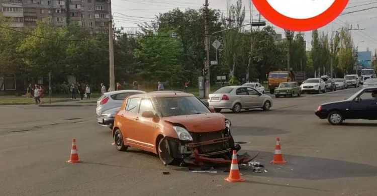 ДТП на мариупольском перекрестке: пострадали водитель и пассажир