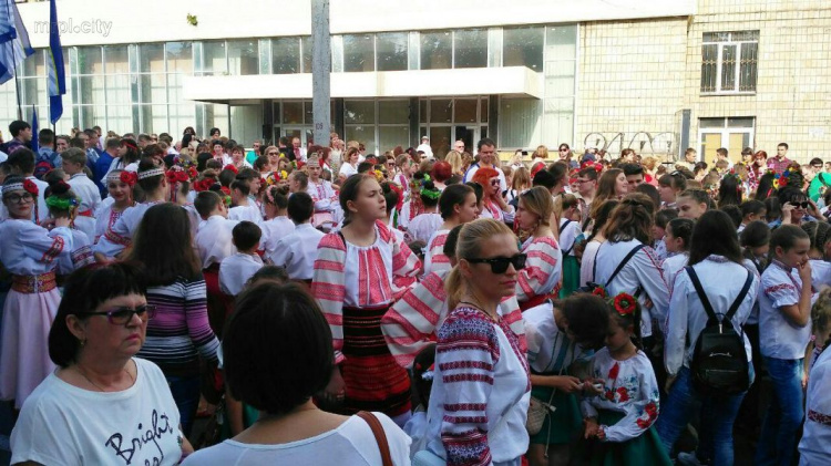 Сотни мариупольцев прошли в вышиванках по центру города (ФОТО+ВИДЕО)
