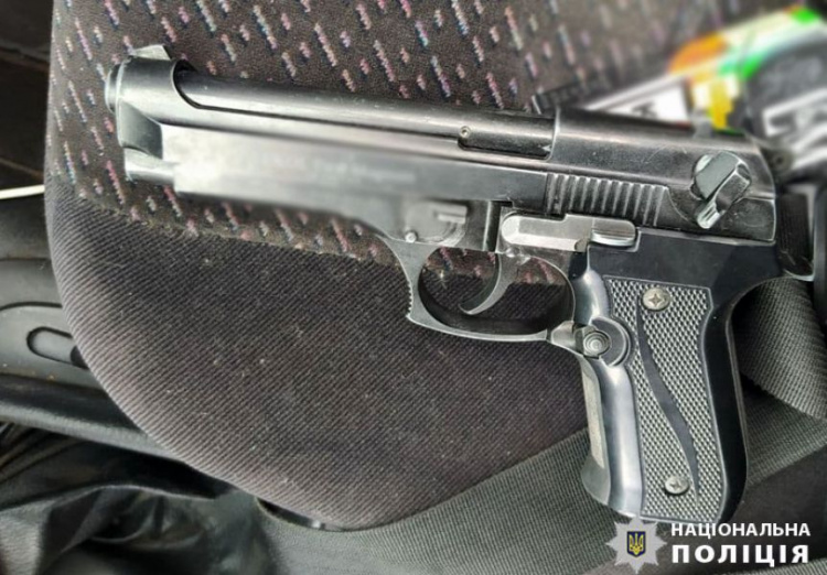 С пистолетом в бардачке: в мариупольской Сартане водитель перевозил незарегистрированное оружие
