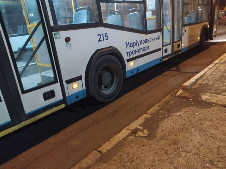 В Мариуполе водитель троллейбуса оказал помощь пассажиру с инвалидностью (ФОТО)