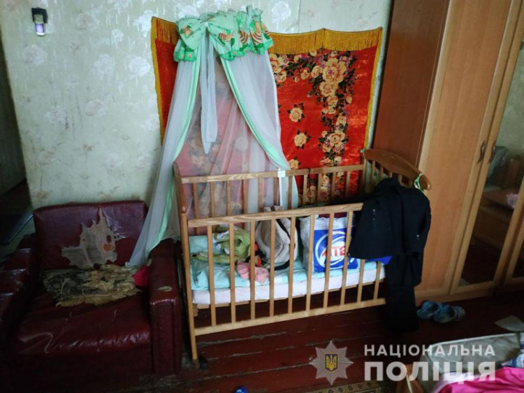 Без еды и чистой одежды: в Донецкой области мать забыла о двухлетнем ребенке (ФОТО)