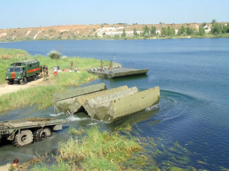 Военные на Приморском направлении оборудовали переправу грузоподъемностью 170 тонн (ФОТО+ВИДЕО)
