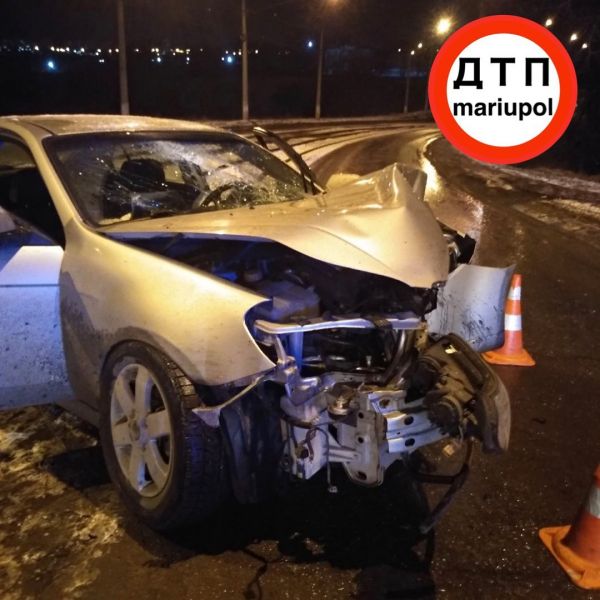 Автомобиль с пьяным водителем расплющило о столб в Мариуполе. Есть пострадавшие