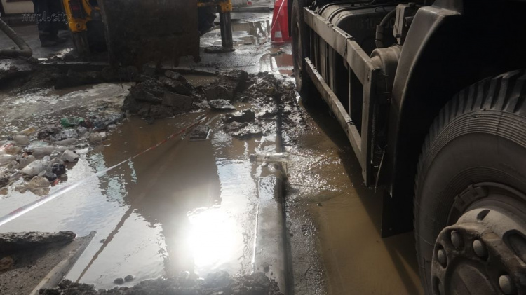Порыв в центре Мариуполя привел к мини-потопу и оставил без воды часть домов (ФОТО)