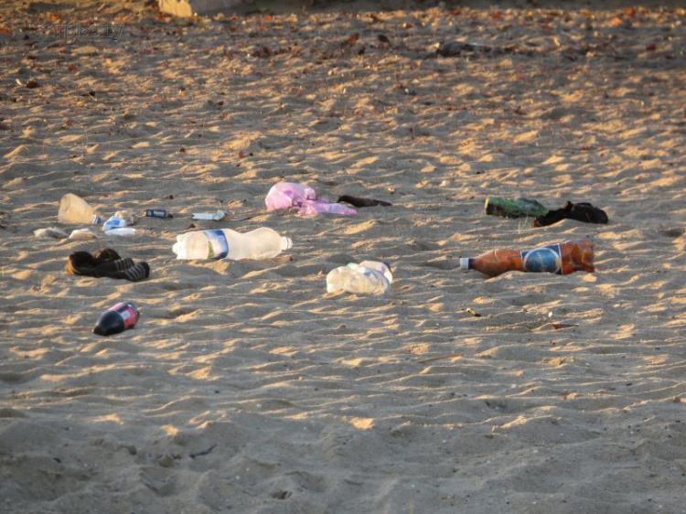 В Мариуполе тинейджеры завалили мусором пляж для съемок фильма о любви (ФОТО+ВИДЕО)