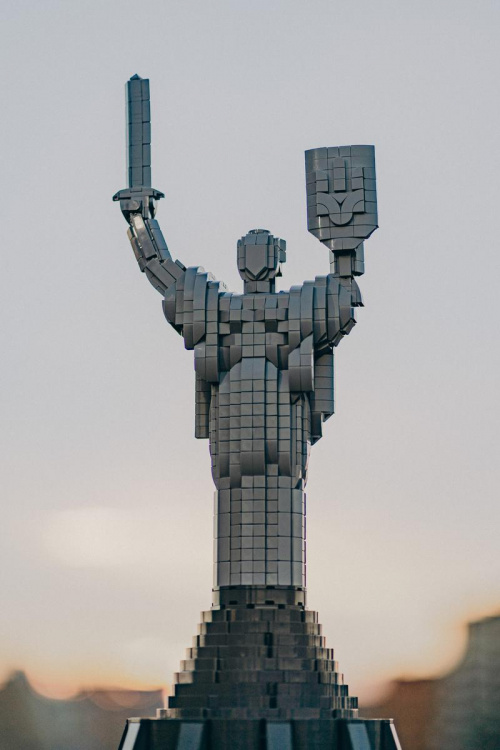 Маріупольська Вежа, Батьківщина-мати та Ластівчине гніздо: унікальні LEGO-конструктори розіграють за донат на відновлення України