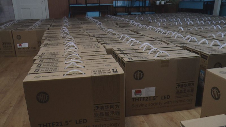 Китай передал школам Донетчины 865 компьютеров