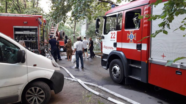 В Мариуполе пламя охватило многоэтажный дом, горят две квартиры (ВИДЕО)