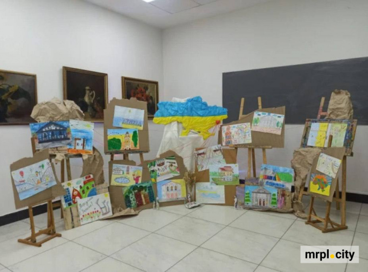 У Рівному відкрили виставку малюнків маріупольських дітей 