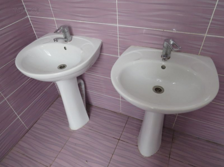 В Мариуполе развенчали фейк о школьных туалетах, распространенный в СМИ (ФОТО)