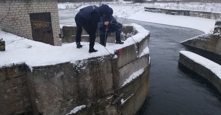 Водолазы-пиротехники достали снаряды из канала Северский Донец – Донбасс (ФОТО+ВИДЕО)