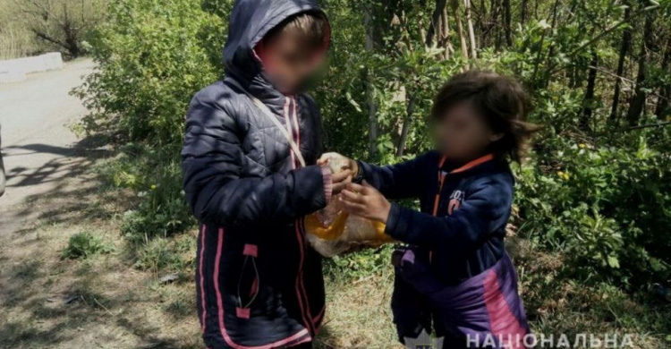 Пьет и кочует по городу: на Донетчине в кустах обнаружили мать с маленькими детьми (ФОТО)