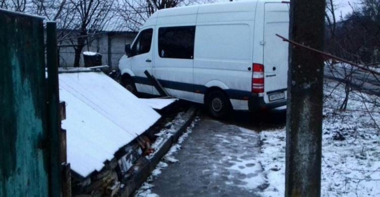В Мариуполе водитель микроавтобуса снес забор жилого дома и сбежал (ФОТО)