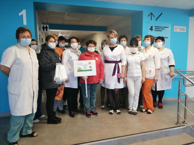 В Мариуполе волонтеры раздавали пенсионерам маски (ФОТО)