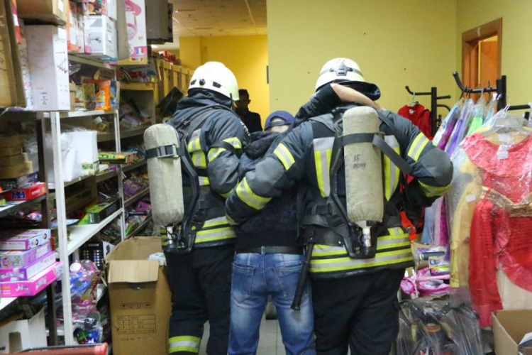 «Пожар» в торговом центре в Мариуполе: спасатели определили главную опасность (ФОТО+ВИДЕО)