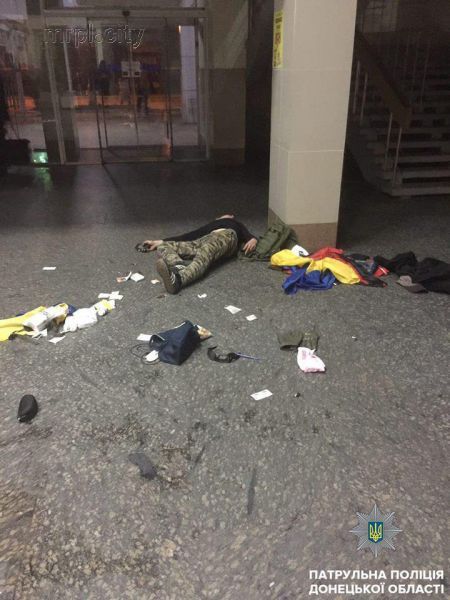 Пьяный дебош: в Мариуполе разгромили железнодорожный вокзал (ФОТО)