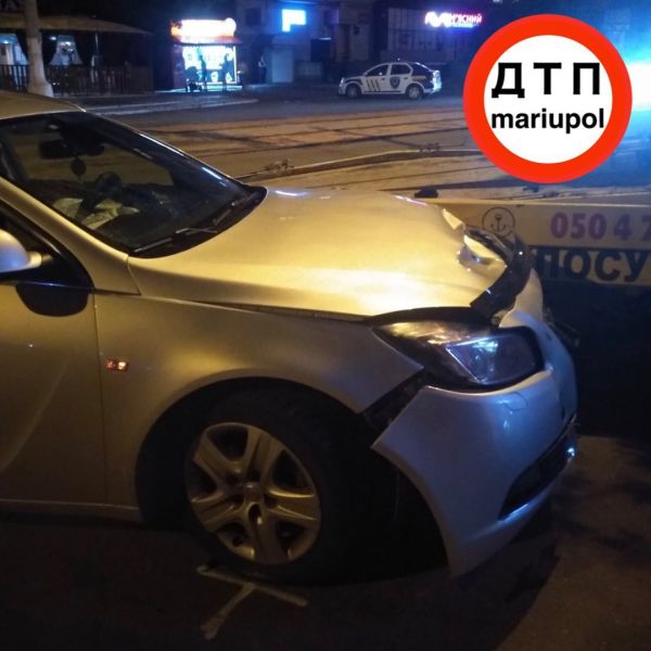 ДТП с пострадавшим: в Мариуполе эвакуатор врезался в легковушку