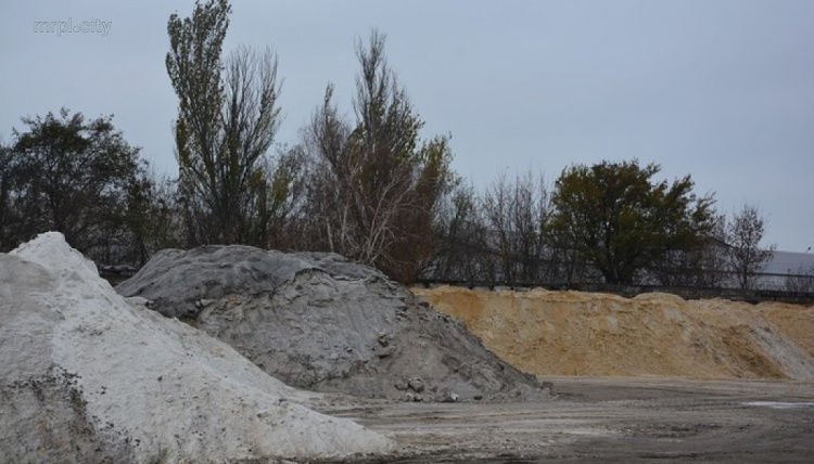 В Мариуполе к зиме запасли 9 тысяч тонн противогололедной смеси (ФОТО)