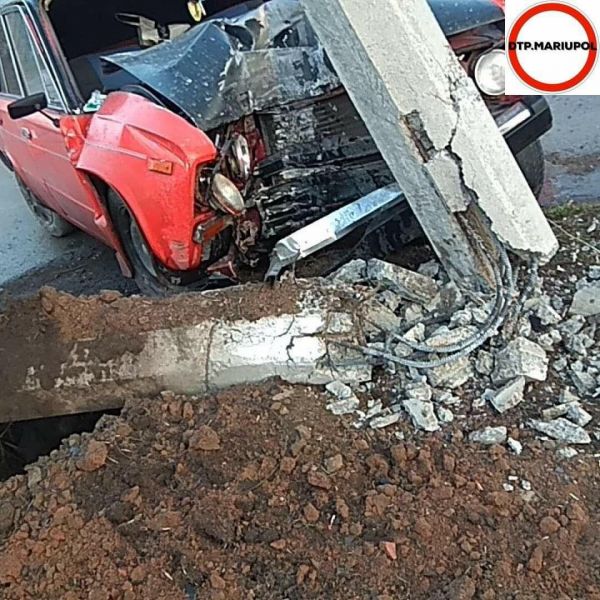Помятое железо и разбитый столб: В Мариуполе легковушка попала в ДТП (ФОТО)