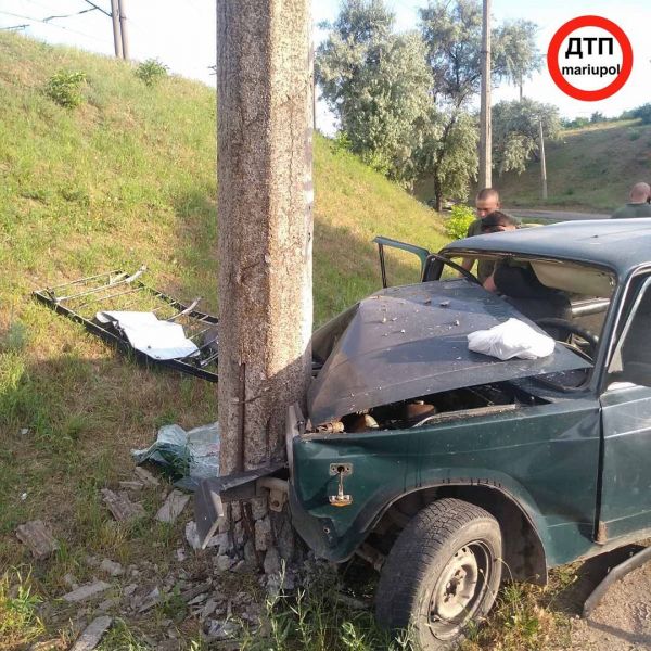 В Мариуполе легковушка попала в аварию: у пострадавшего открытый перелом (ФОТО)