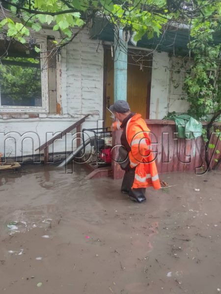 Красный уровень опасности: мариупольские спасатели эвакуировали людей с крыш затопленных домов