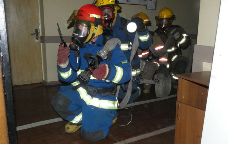 В Мариуполе спасатели «эвакуировали» людей из отделения хирургии (ФОТО)