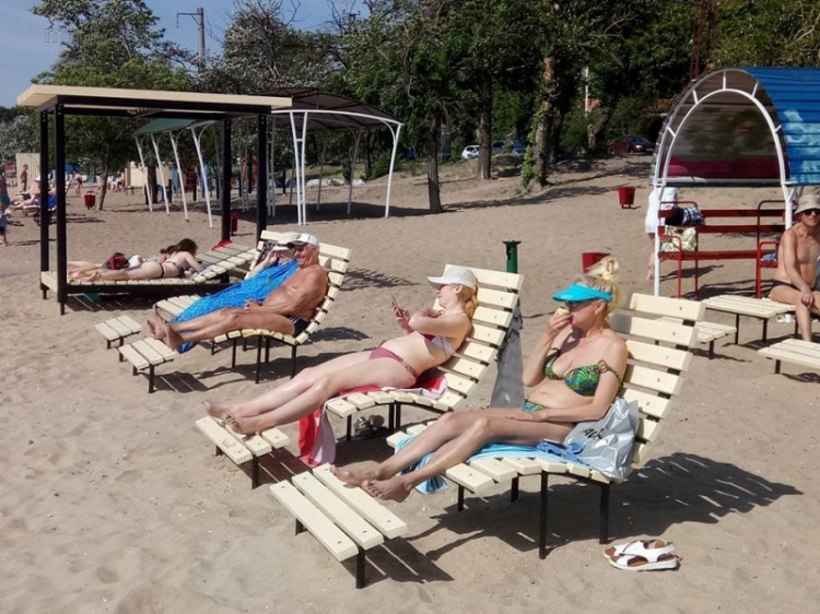 В Мариуполе бум посещения гигантских лежаков комфортабельного бесплатного пляжа (ФОТО)
