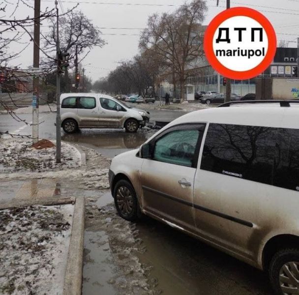 На мариупольском перекрестке столкнулись «Volkswagen» и «Peugeot»